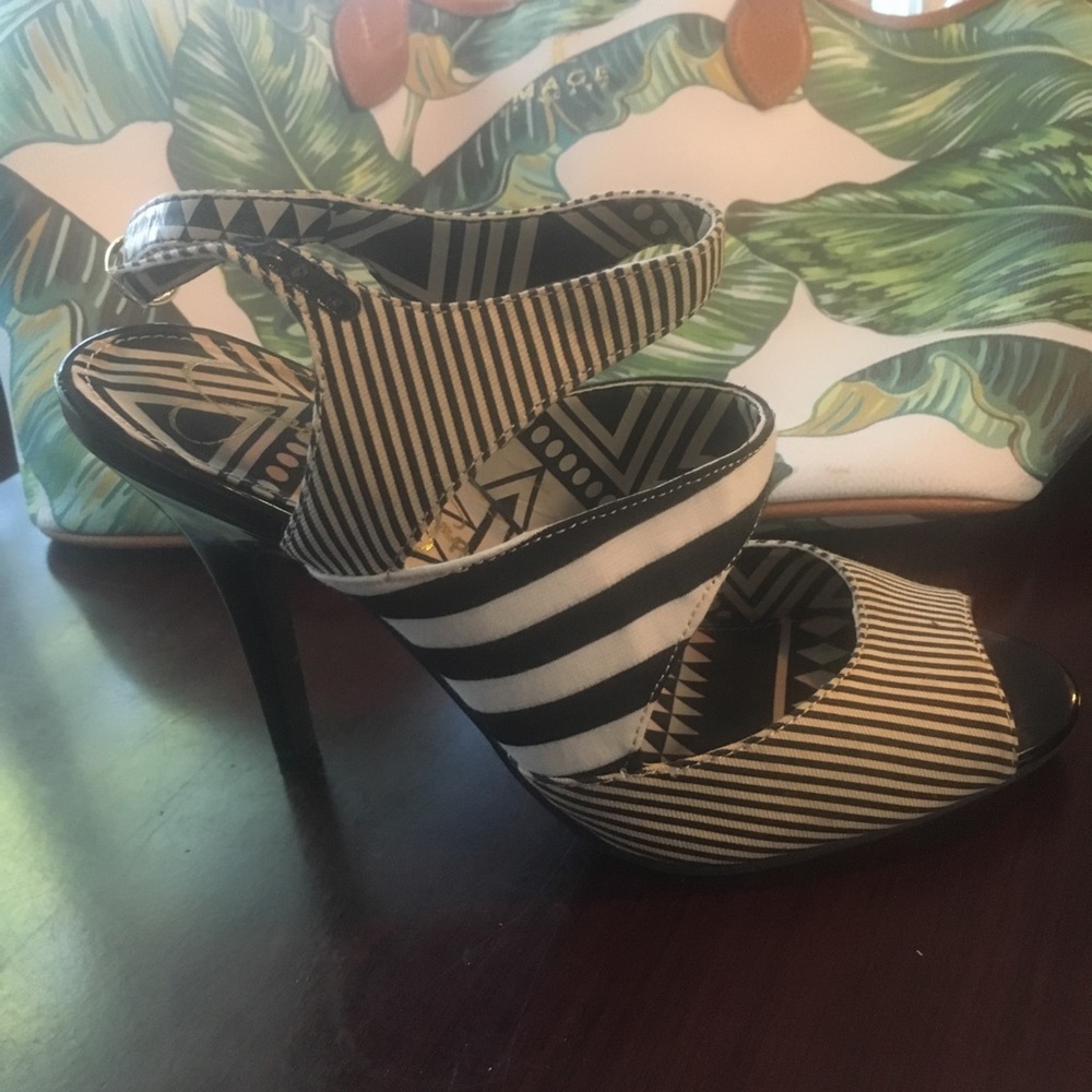 Jessica Simpson black and white stripe heel 7.5